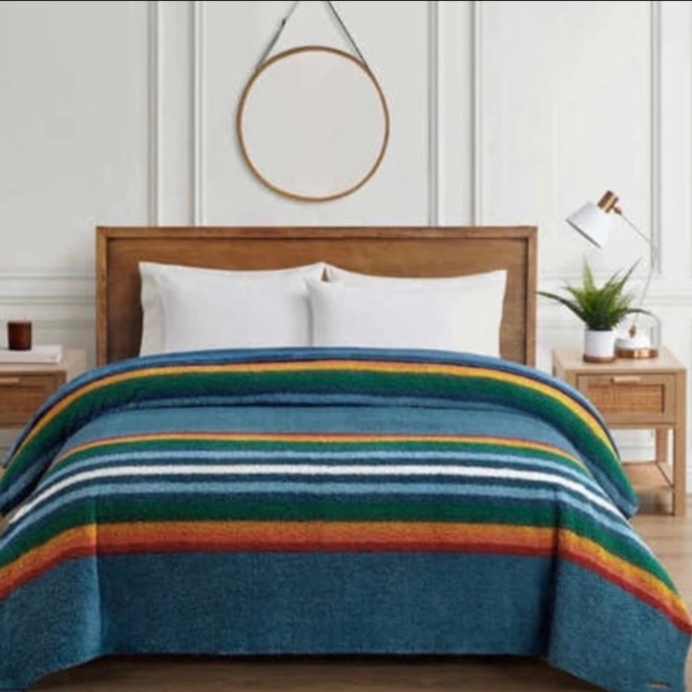 NEW never opened!Beautiful Pendleton Sherpa King Blanket big & ultra snuggly.!